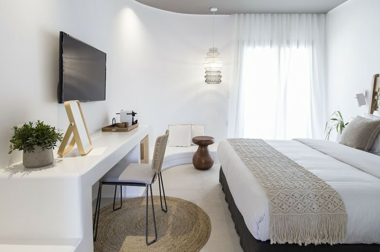 Adorno Beach Hotel & Suites