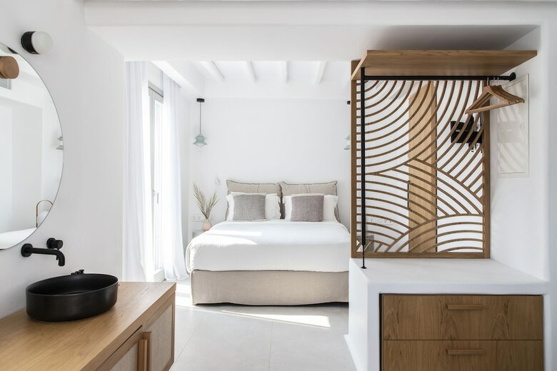 Adorno Beach Hotel & Suites