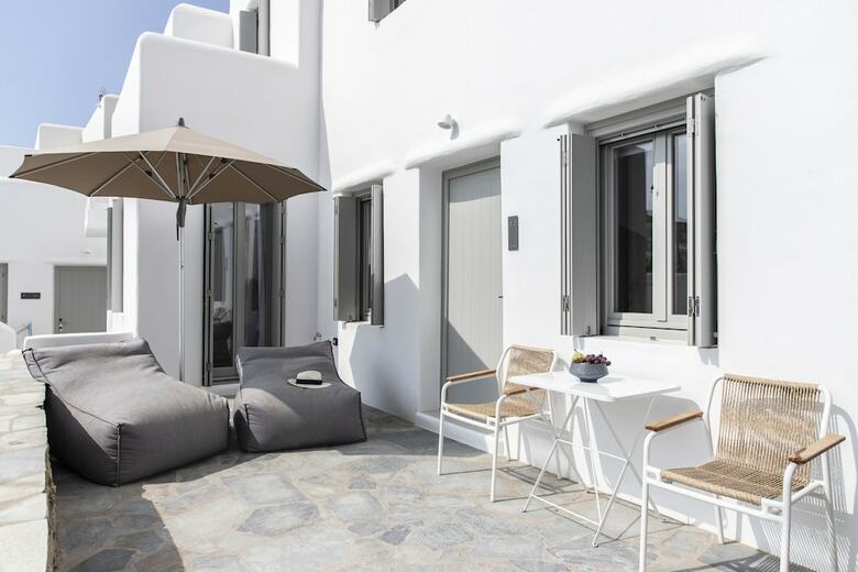 Adorno Beach Hotel & Suites