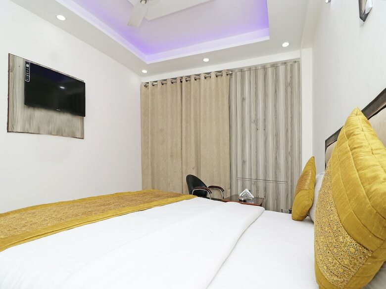 Oyo 11633 Hotel Sweet Palace