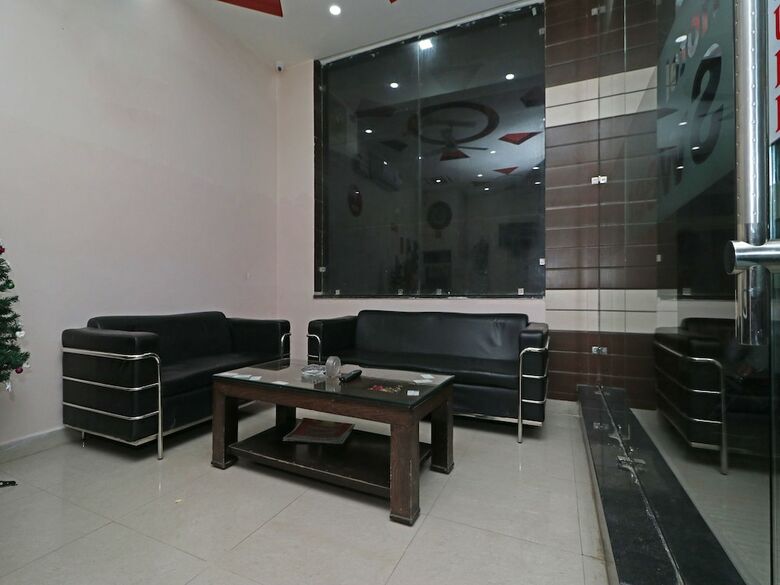 Oyo 11633 Hotel Sweet Palace