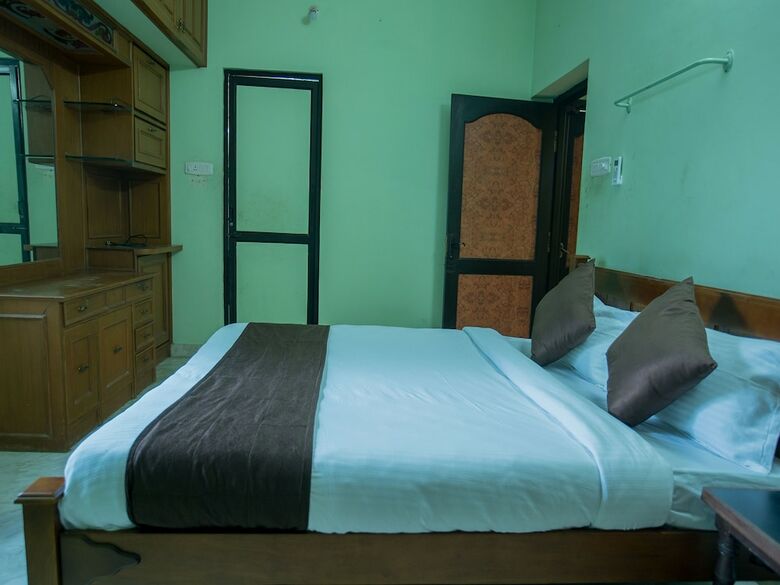 Oyo 12176 Home Spacious 3bhk Near Ecr