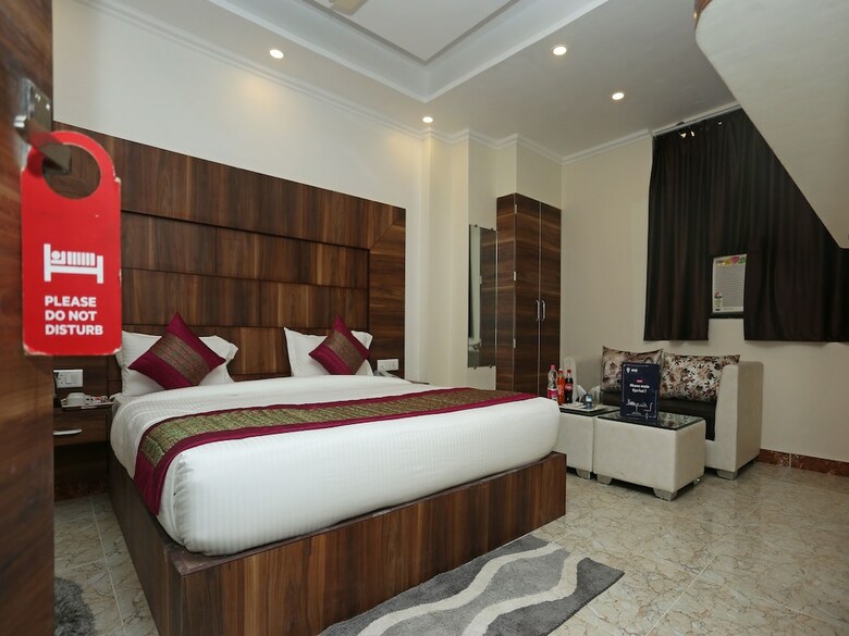 Oyo 11852 Hotel Aerostay Inn