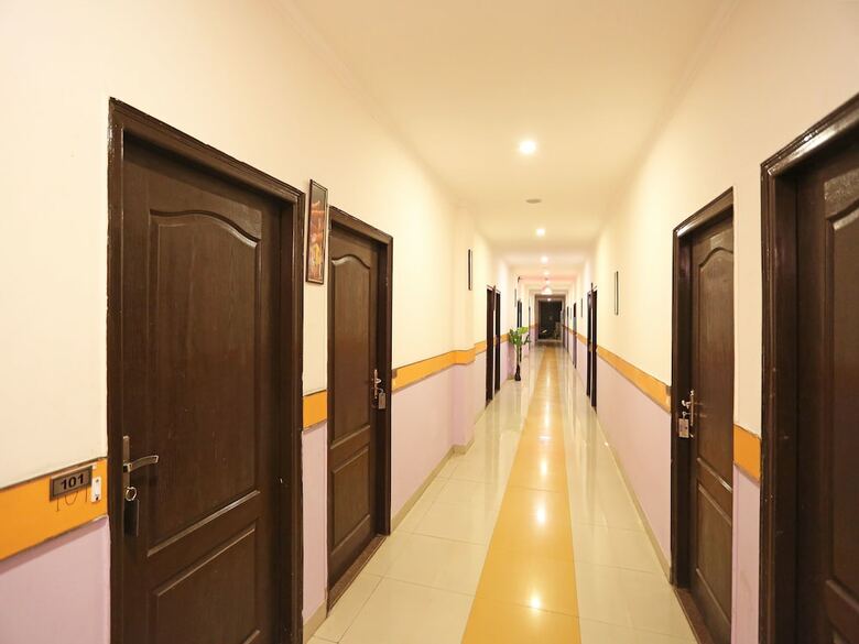 Oyo 12784 Hotel Roomers