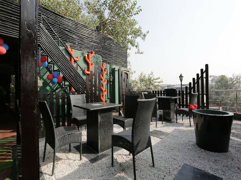 Oyo 12221 Hotel M House