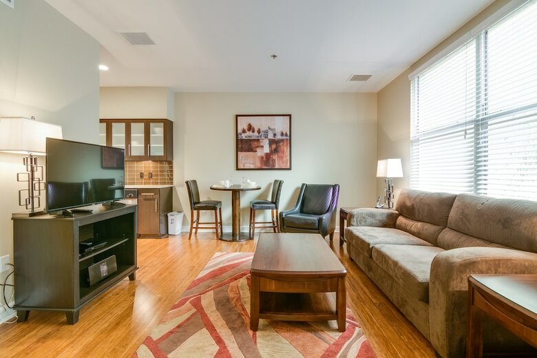 Apartamentos Bluebird Suites Near Autozone Park