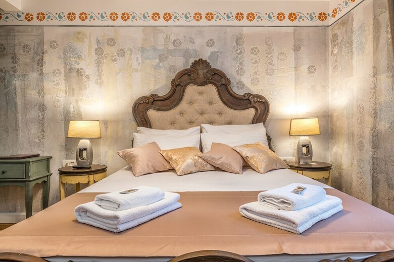 Hotel Plaza Marchi Old Town