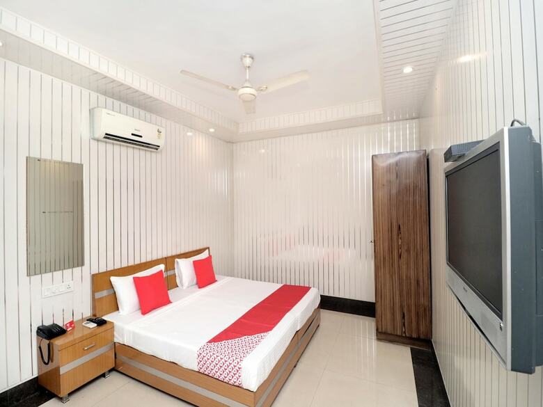 Oyo 14533 Hotel Mohan