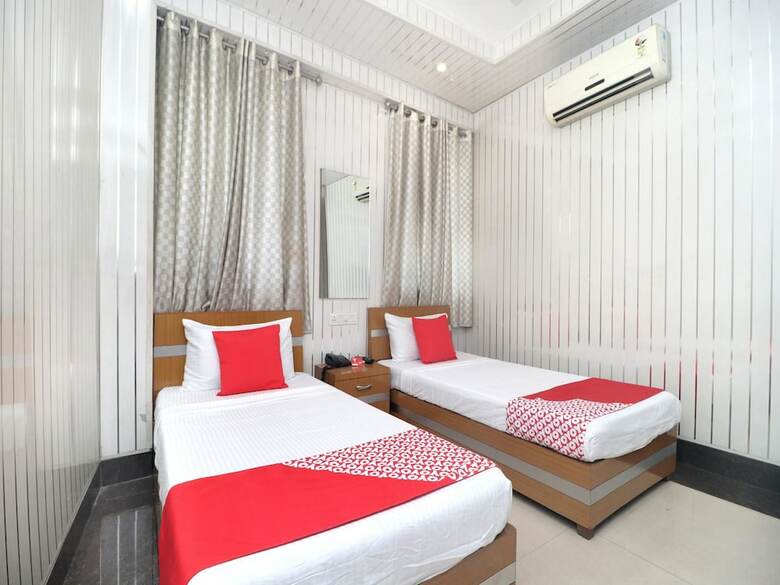 Oyo 14533 Hotel Mohan