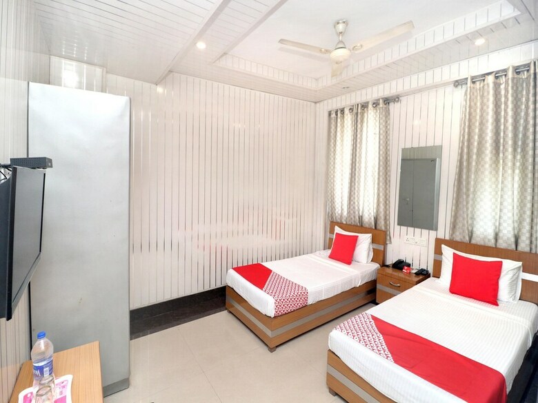 Oyo 14533 Hotel Mohan