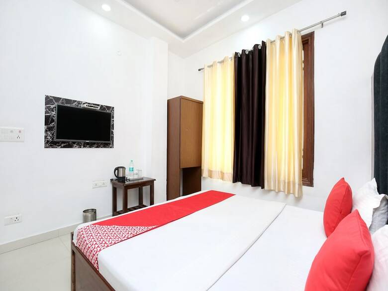 Oyo 15652 Hotel 51