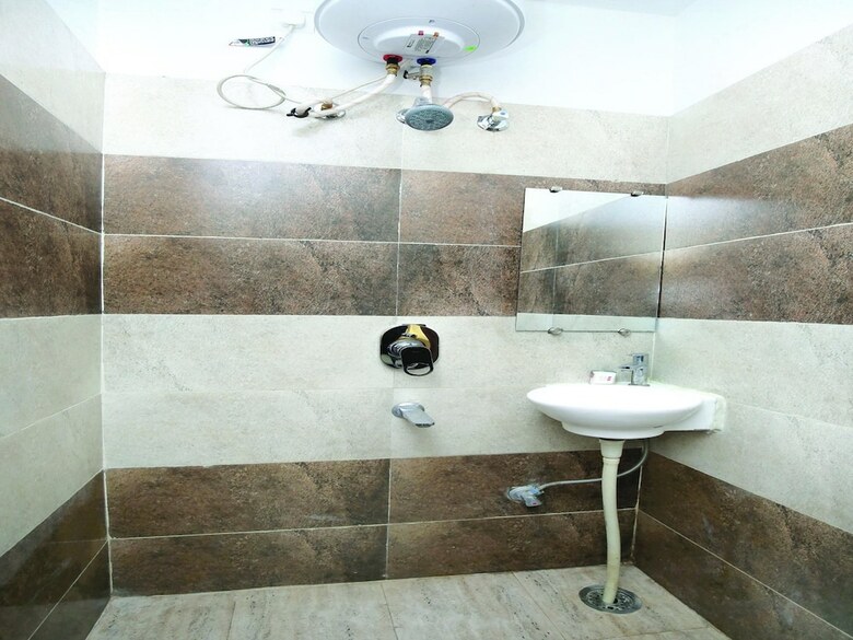 Oyo 15652 Hotel 51