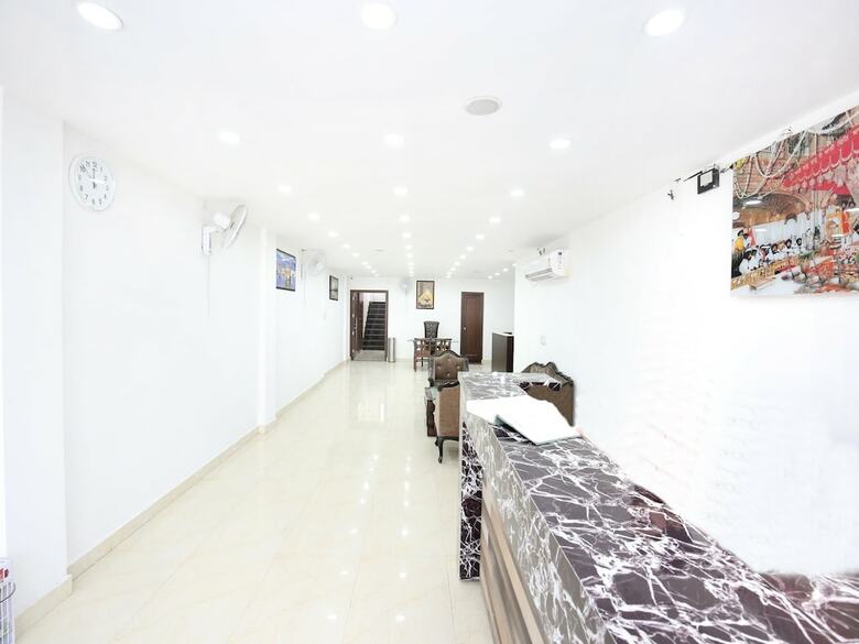 Oyo 15652 Hotel 51