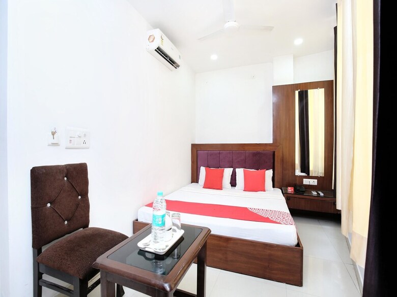 Oyo 15652 Hotel 51