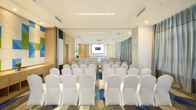 Hotel Holiday Inn Express Qingdao West Coast