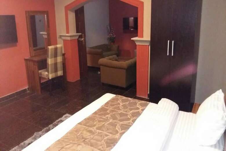 Momak 6 Hotel & Suites