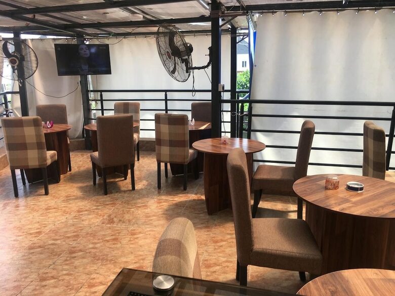 Momak 5 Hotel And Suites