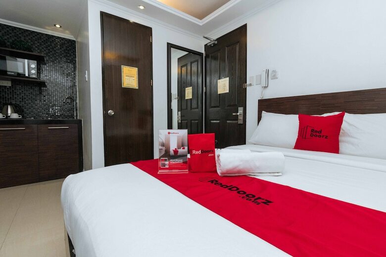 Hotel Reddoorz Plus @ Poblacion Makati