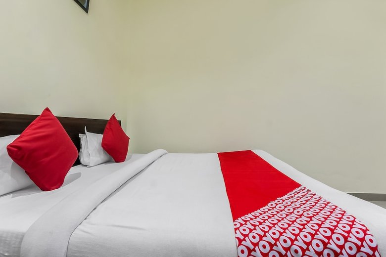 Hotel Oyo 14219 Skyzone Banshi