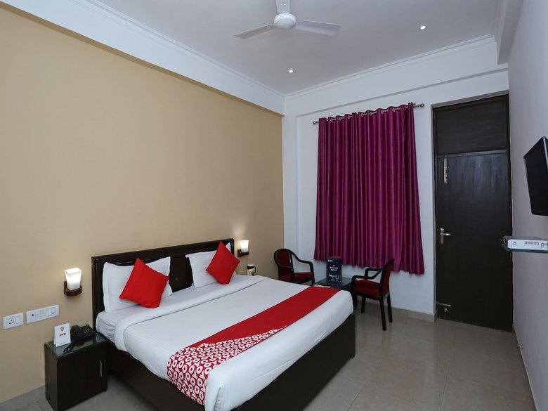 Hotel Oyo 13564 Near Prem Mandir