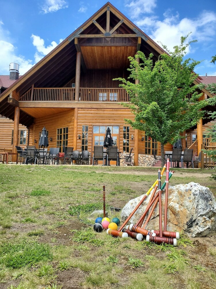 Cabana Glacier House Resort