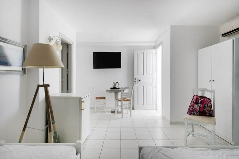 Zefi Hotel & Suites