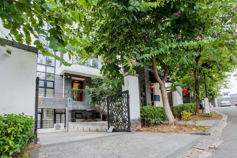 Deluxe Villa In Mingyue Mountain And Stream