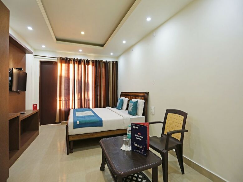 Hotel Oyo 7905 Holiday Inn