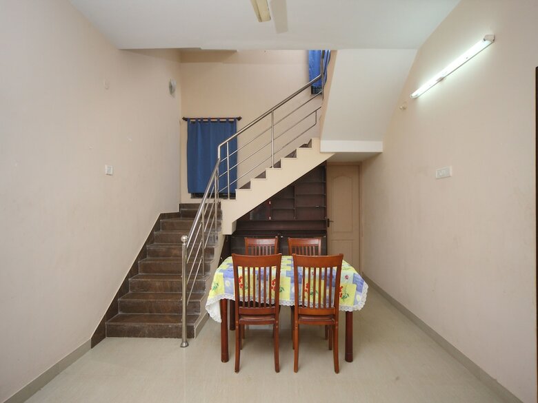 Hotel Oyo 15517 Kms House