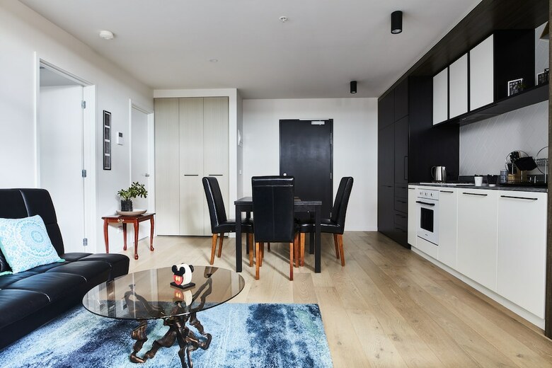 Sleek Arthouse Apartment With Pool Close To City