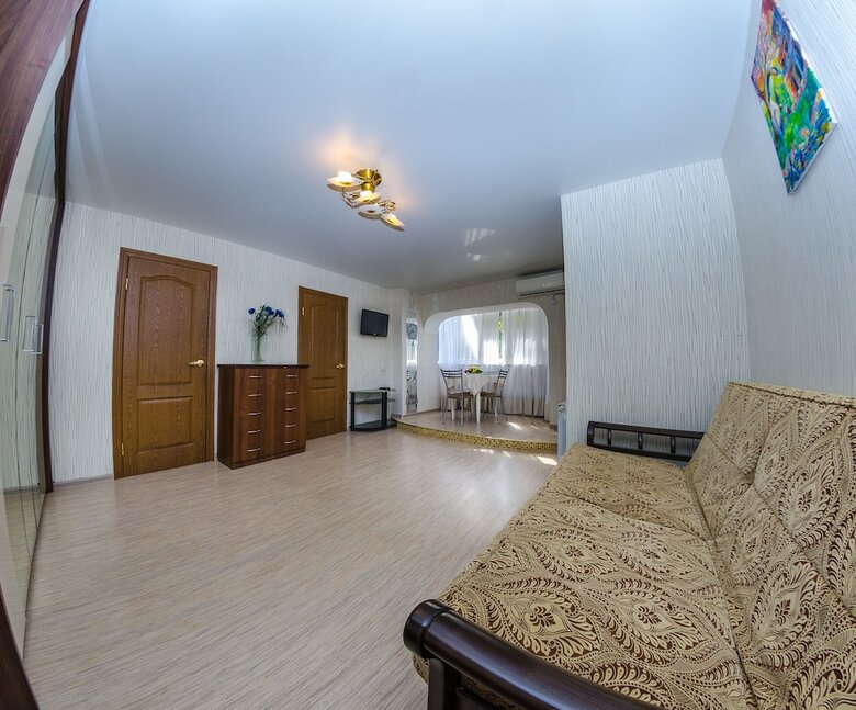 Cozy Three Bedroom Apartment On Lenina