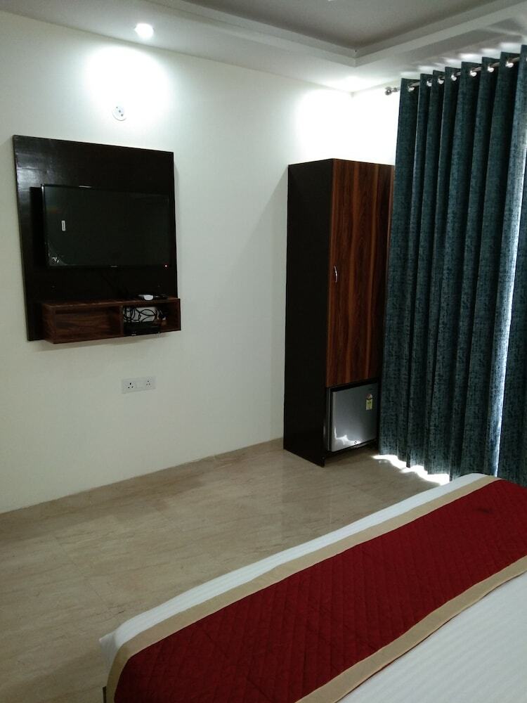 Corooms Sanvi Hotels Unitech Cyber Park
