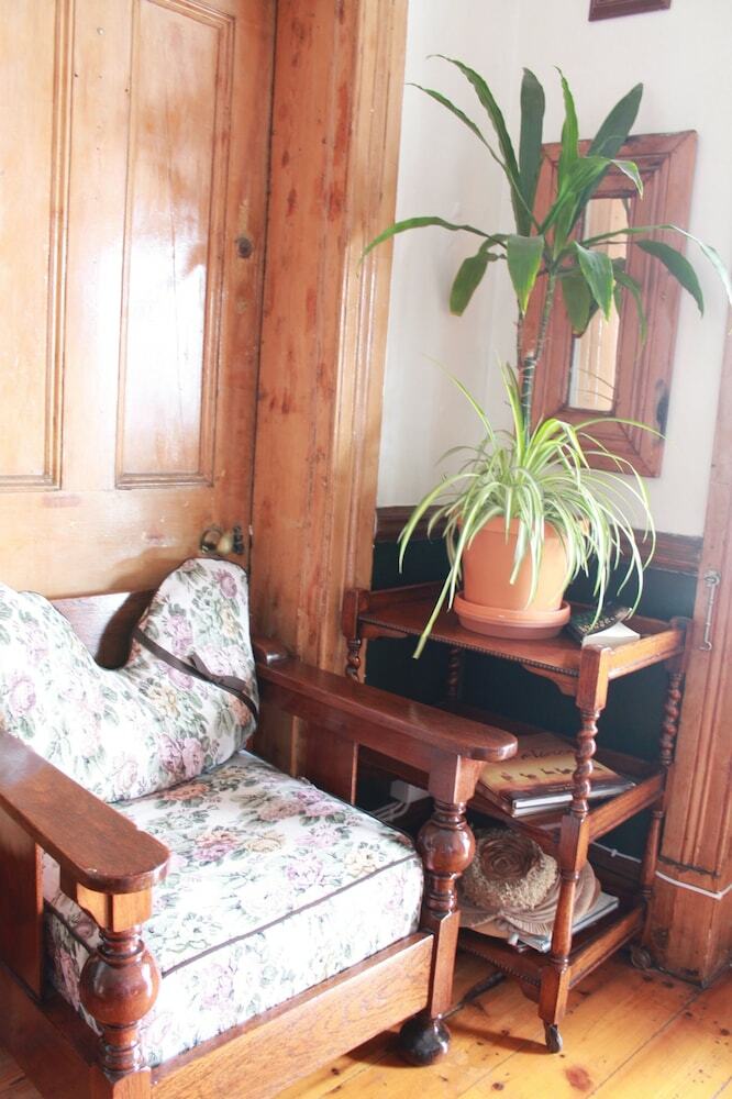 Bed & Breakfast Central Hotel Guest House