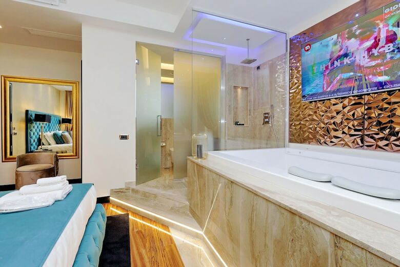 Hotel Spanish Hills Luxury Suites & Jacuzzi