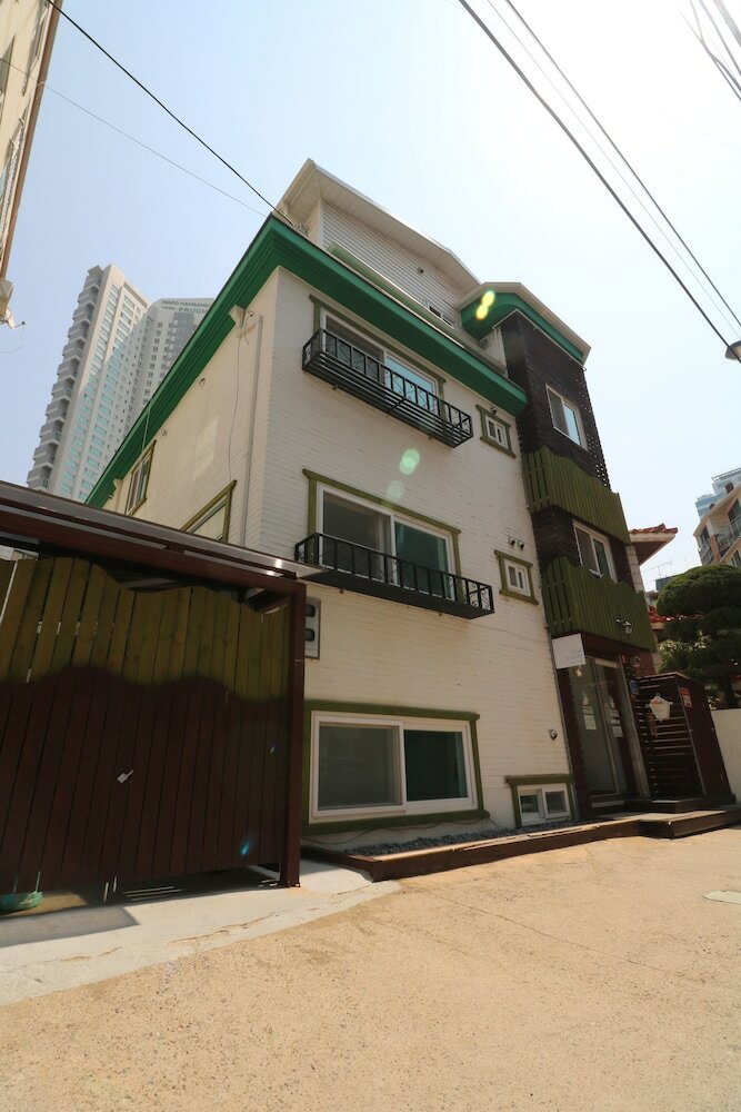 Hostal Four Seasons House - Hostel, Women Only