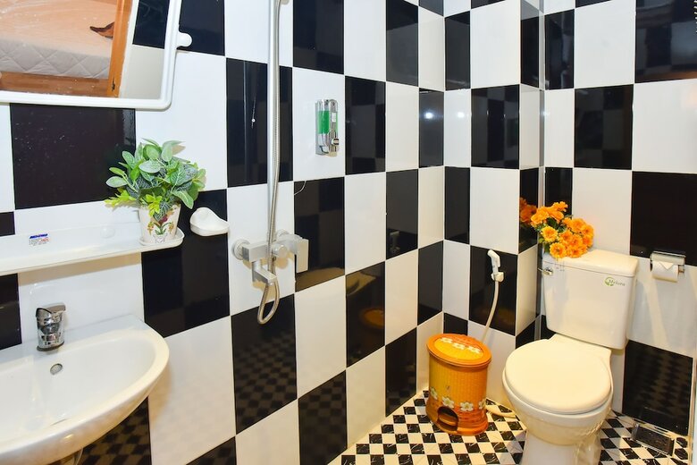 Hostal Henry & Iris Hotel