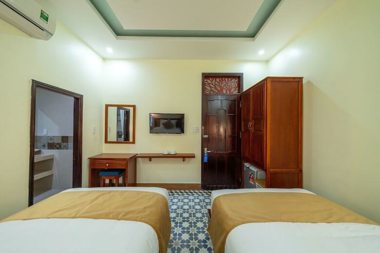 The Lake Hoian Hotel