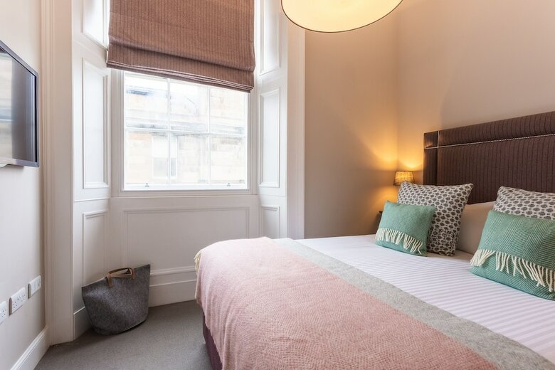 No.1 Apartments ? George IV Bridge