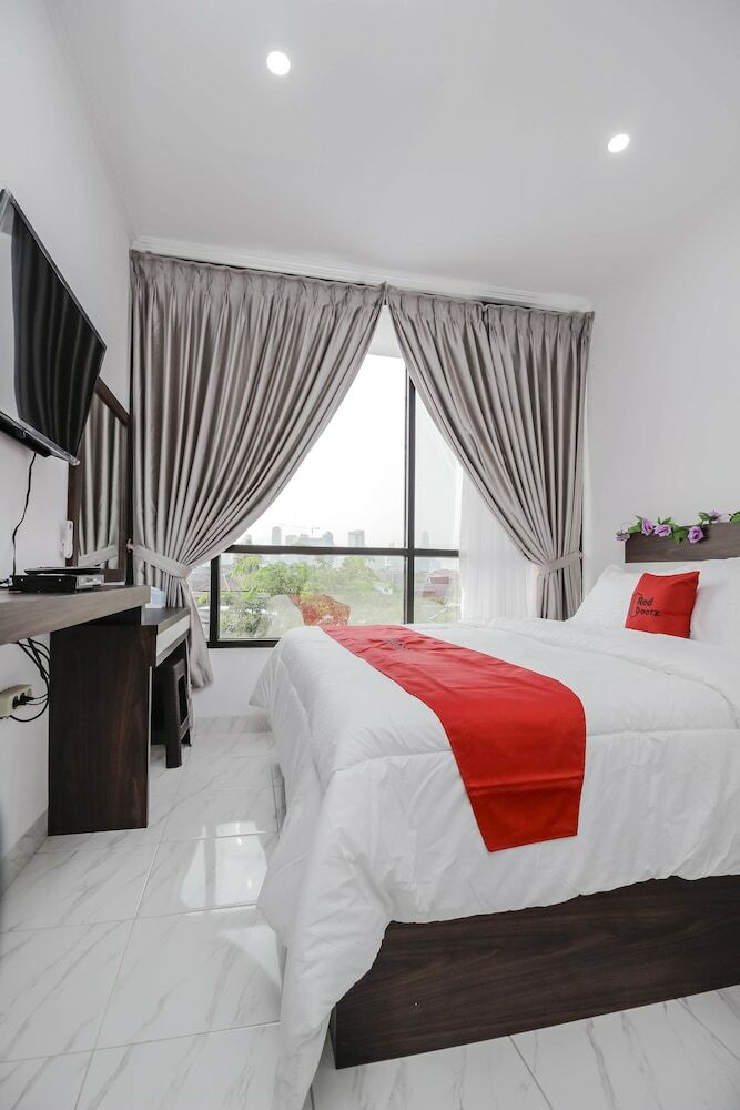 Hotel Reddoorz Plus @ Mampang Prapatan