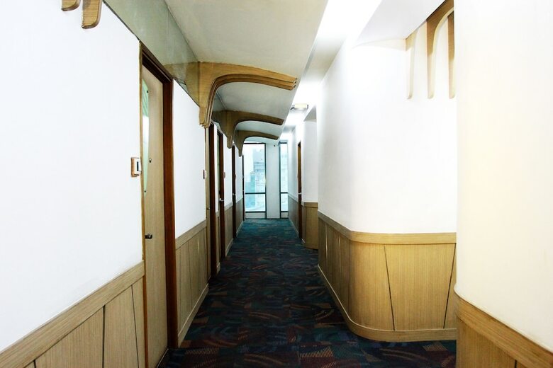 Capital O Business Hotel