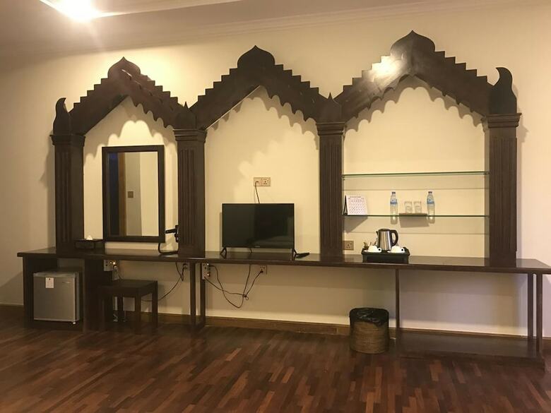Famous Hotel Bagan 2