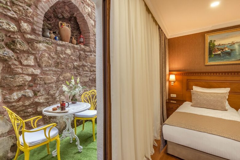 Hotel Royan Suites