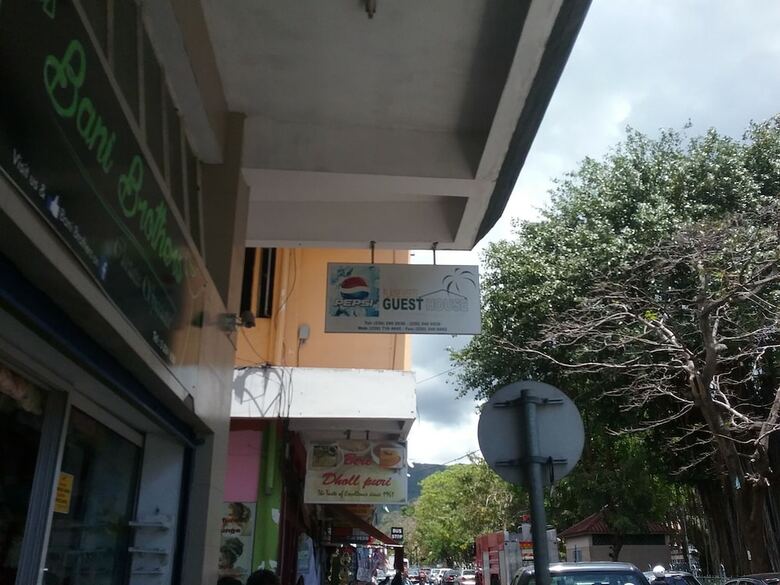 Hostal La Plaine Verte Guest House