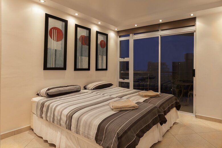 Apartamentos The Waves, Living By The Beach