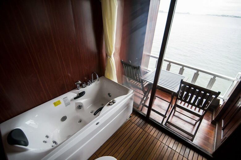 Renea Cruises Halong
