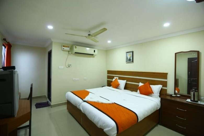 Hotel The Sholling Residency