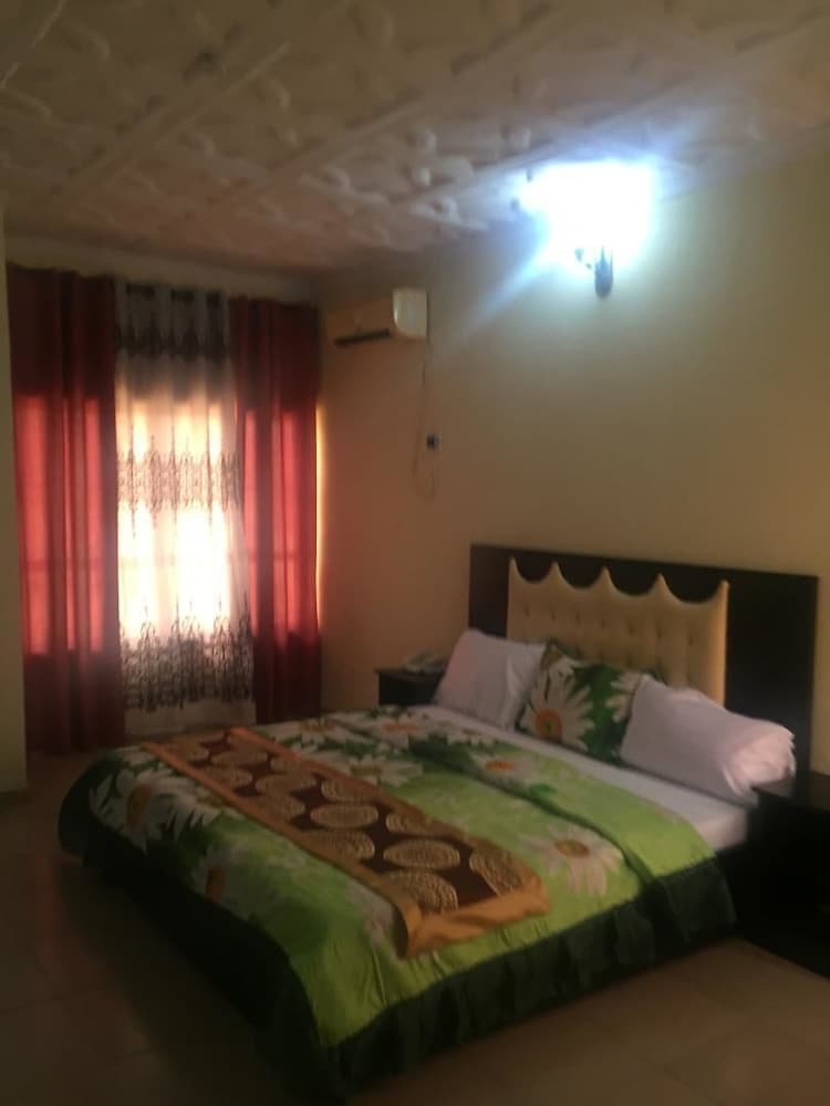 Palais Royale Hotel & Suites