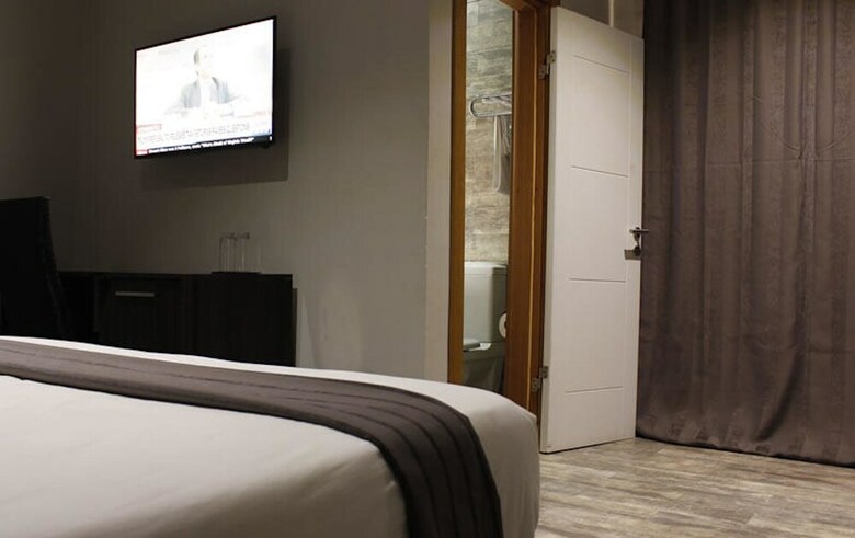 Ellyxville Hotels
