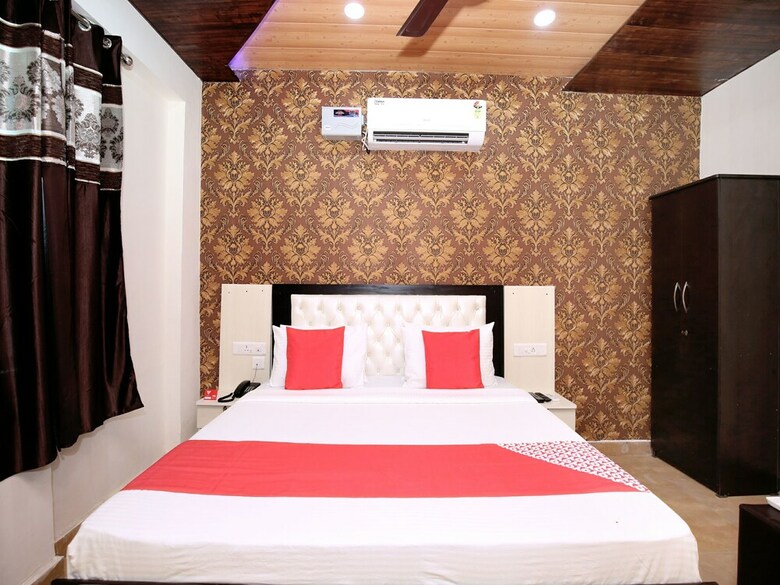 Oyo 14529 The Sitara Hotel