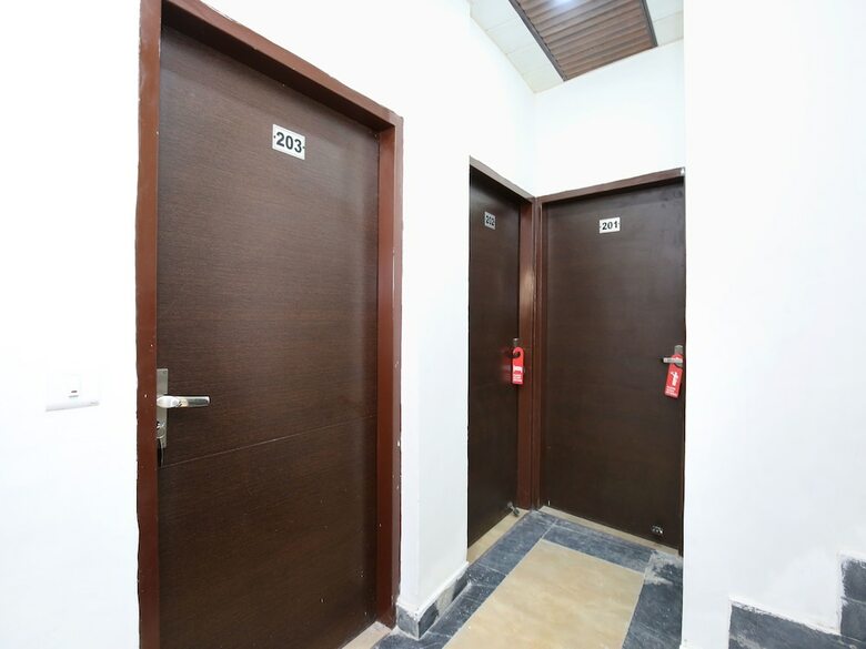 Oyo 14529 The Sitara Hotel